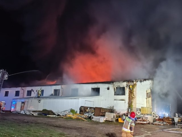 Pożar hali produkcyjno – magazynowej w miejscowości Mchowo
